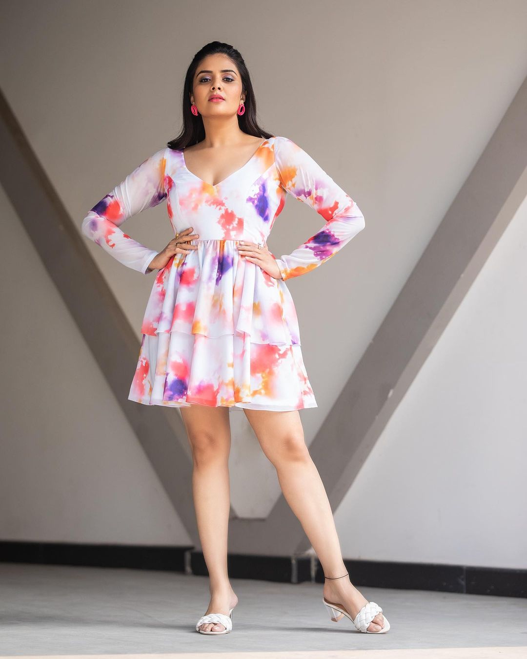 TELUGU TV ACTRESS SREEMUKHI STILLS IN MINI WHITE SKIRT 6